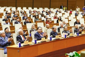 Chủ tịch Quốc hội Trần Thanh Mẫn và đại biểu dự gặp mặt. (Ảnh: TTXVN)