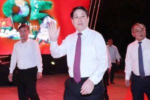 Chủ tịch nước Lương Cường dự cầu truyền hình “Hai tay xây dựng một sơn hà” tại điểm cầu Bến Nhà Rồng, Thành phố Hồ Chí Minh. (Ảnh: Lâm Khánh/TTXVN)