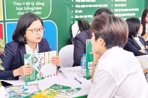Học sinh tìm hiểu thông tin tuyển sinh tại Ngày hội tư vấn tuyển sinh-hướng nghiệp.