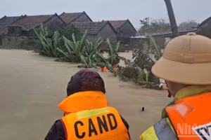 Mưa lớn kéo dài gây ngập sâu trên diện rộng tại nhiều tỉnh, thành phố miền trung, Tây Nguyên.