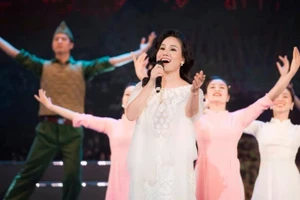 Ca sĩ Cẩm Tú là giọng hát chiếm nhiều tình cảm của những người lính và công chúng ở các miền đất nước.