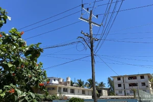 Các đường dây điện tại một khu vực ở Miramar, La Habana (Cuba). (Ảnh: TTXVN)