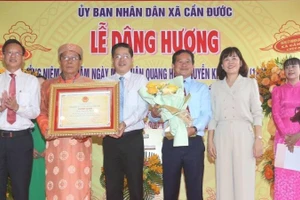 Lãnh đạo tỉnh Tây Ninh và Sở Văn hóa, Thể thao và Du lịch trao hoa và bằng chứng nhận Di sản văn hóa phi vật thể quốc gia Đình Tân Chánh tại xã Cần Đước.