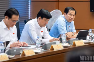 Đại biểu Quốc hội thảo luận tại Tổ về dự án Luật sửa đổi, bổ sung một số điều của Luật Xuất bản. (Ảnh: THỦY NGUYÊN)