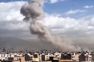 Khói bốc lên sau vụ không kích của lực lượng Mỹ-Israel nhằm vào thủ đô Tehran, Iran. (Ảnh: ANI/TTXVN)