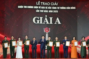 Chủ tịch nước Lương Cường và Thường trực Ban Bí thư Trần Cẩm Tú chúc mừng các tác giả, nhóm tác giả đoạt Giải A, Cuộc thi chính luận về bảo vệ nền tảng tư tưởng của Đảng lần thứ 5, năm 2025. (Ảnh: THỦY NGUYÊN) 