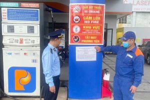 Lực lượng Quản lý thị trường Đà Nẵng thực hiện kiểm tra, giám sát hoạt động của các cửa hàng xăng dầu.