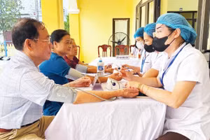 Người dân thành phố Hà Nội tham gia khám sàng lọc bệnh không lây nhiễm tại cộng đồng.