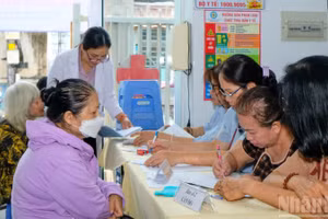 Trạm Y tế phường Gia Định, Thành phố Hồ Chí Minh phối hợp Bệnh viện Nhân dân Gia Định tổ chức chương trình khám sàng lọc, tầm soát bệnh lý Tim mạch, Đái tháo đường cho người dân trên địa bàn ngày 17/4. (Ảnh: THẾ ANH-ĐÌNH THÌN)