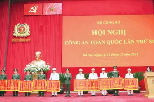 Công an Thành phố Hà Nội nhận Cờ thi đua của Chính phủ năm 2025 tại Hội nghị Công an toàn quốc lần thứ 81.