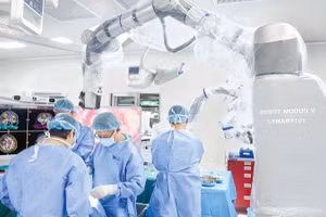 Việc đẩy mạnh đầu tư, triển khai các công nghệ y tế tiên tiến như robot phẫu thuật và hệ thống can thiệp điều trị hiện đại (Robot Modus V Synaptive) tại Bệnh viện Đa khoa Tâm Anh là một minh chứng cho vai trò của khu vực kinh tế tư nhân trong việc tiên phong đổi mới sáng tạo, làm chủ công nghệ hiện đại, góp phần hình thành và thúc đẩy phát triển lực lượng sản xuất mới trong lĩnh vực y tế.