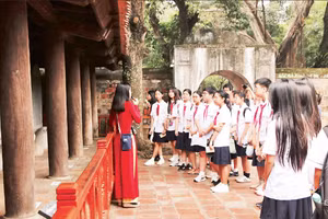 Học sinh, sinh viên chiếm lượng lớn trong số khách tham quan đến với Văn Miếu-Quốc Tử Giám trong dịp nghỉ lễ Giỗ Tổ Hùng Vương.