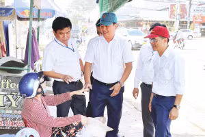 Cán bộ xã Phước An (thành phố Đồng Nai) vận động người dân bàn giao mặt bằng thực hiện dự án Đường 25C kết nối sân bay Long Thành.