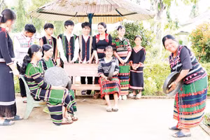 Các nghệ nhân trên địa bàn phường Đông Gia Nghĩa (Lâm Đồng) thực hành truyền dạy cồng chiêng cho học sinh Trường tiểu học và trung học cơ sở Trần Văn Ơn.