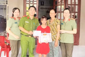 Đại diện Công an phường Bình Phước trao quà cho “Con nuôi”.
