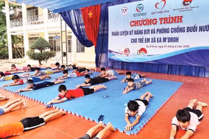 Ban Chỉ đạo hoạt động hè xã Ea M'Droh phối hợp các đơn vị tổ chức lớp huấn luyện kỹ năng bơi và phòng chống đuối nước cho trẻ em.