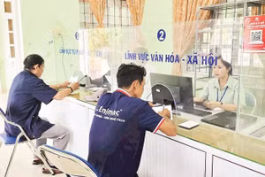 Người dân đến làm thủ tục hành chính tại điểm tiếp nhận thôn Canh Hiệp, xã Canh Vinh, tỉnh Gia Lai.