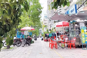 Phường An Đông kẻ vạch trên vỉa hè kết hợp quản lý cấp phép sử dụng tạm thời lòng đường, vỉa hè qua phần mềm (Ảnh QUÝ HIỀN)