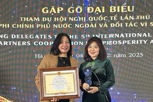 Đại diện AstraZeneca Việt Nam (bên trái) nhận Bằng khen của Liên hiệp các tổ chức hữu nghị Việt Nam