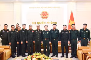 Thượng tướng Phạm Trường Sơn tiếp Thiếu tướng Thongsamay Soukpasot cùng các đại biểu tại cuộc gặp.