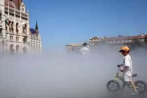 Hệ thống phun sương làm mát được sử dụng để hạ nhiệt tại thủ đô Budapest, Hungary. (Ảnh: THX/TTXVN)