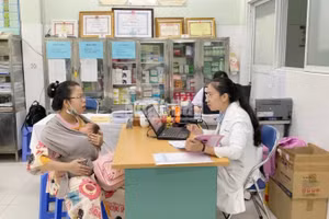 Người dân đến khám sức khỏe tại Trạm Y tế phường Hòa Bình. 