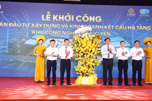 Lãnh đạo tỉnh Phú Thọ chúc mừng chủ đầu tư dự án.