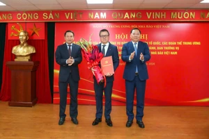 Đồng chí Lê Quốc Minh, Ủy viên Ban Chấp hành Trung ương Đảng, Ủy viên Ban Chấp hành Đảng bộ Mặt trận Tổ quốc các Đoàn thể Trung ương, Tổng Biên tập Báo Nhân Dân, Chủ tịch Hội Nhà báo Việt Nam nhận quyết định giữ chức Bí thư Đảng ủy Cơ quan trung ương Hội Nhà báo Việt Nam nhiệm kỳ 2025-2030.