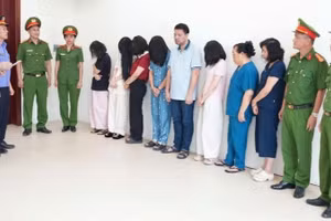 Cơ quan Cảnh sát điều tra Công an tỉnh Nghệ An đọc lệnh khởi tố vụ án, khởi tố 10 bị can về tội “Lừa dối khách hàng”.
