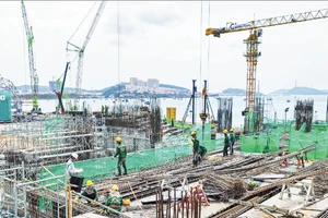 Công nhân thi công kết cấu thép tại dự án phục vụ APEC 2027.