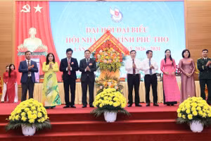 Lãnh đạo tỉnh Phú Thọ chúc mừng Đại hội.