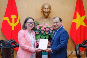 Đồng chí Lê Hải Bình, Ủy viên Trung ương Đảng, Phó Giám đốc Thường trực Học viện Chính trị quốc gia Hồ Chí Minh đã tiếp và làm việc với Đại sứ Cộng hòa Ireland tại Việt Nam Deirdre Ní Fhallúin. (Ảnh: BẢO LONG)