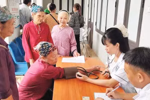 Ngành y tế tỉnh Lào Cai luôn chú trọng tuyên truyền và chăm sóc sức khỏe cho đồng bào dân tộc thiểu số và người cao tuổi. (Ảnh: Sở Y tế Lào Cai)