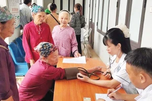 Ngành y tế tỉnh Lào Cai luôn chú trọng tuyên truyền và chăm sóc sức khỏe cho đồng bào dân tộc thiểu số và người cao tuổi. (Ảnh: Sở Y tế Lào Cai)