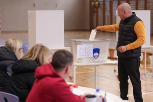 Một cử tri bỏ phiếu trong cuộc bầu cử quốc hội Slovenia năm 2026 tại một điểm bỏ phiếu ở Ljubljana, Slovenia, ngày 22/3/2026. (Ảnh: THX)