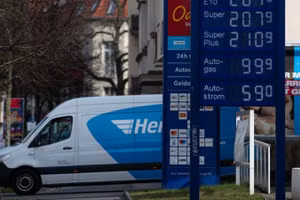 Một chiếc xe rời trạm xăng ở Berlin, Đức, ngày 9/3/2026. (Ảnh: Xinhua)