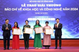 Các tác giả đạt giải Nhất nhận giải thưởng.