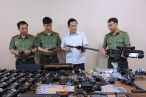 Thượng tá Nguyễn Quốc Hùng, Phó Giám đốc Công an tỉnh (áo trắng) trực tiếp chỉ đạo điều tra, kiểm tra tang vật thu giữ từ vụ án.