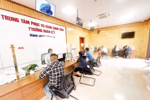 Người dân đến làm thủ tục tại Trung tâm Phục vụ hành chính công phường Đoàn Kết.