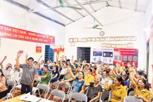Đại diện các hộ gia đình thôn Đoàn Kết, xã Bạch Thông biểu quyết nhất trí phương án sắp xếp, tổ chức lại thôn, bản (Ảnh MINH NGUYỆT)