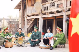 Cán bộ, chiến sĩ công an, biên phòng tuyên truyền cho người dân khu vực biên giới chấp hành tốt chủ trương, chính sách của Đảng và Nhà nước.