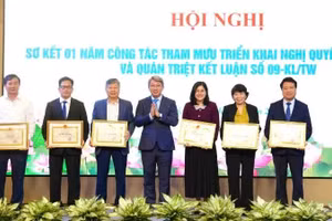 Bộ trưởng Tư pháp Nguyễn Hải Ninh trao tặng Bằng khen của Thủ tướng Chính phủ cho các tập thể, cá nhân đã có thành tích xuất sắc trong công tác tham mưu xây dựng và triển khai tổ chức thực hiện Nghị quyết số 66-NQ/TW. (Ảnh: TL)