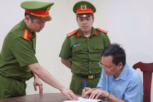 Giám đốc Trung tâm trợ giúp xã hội tỉnh Phú Thọ Vũ Doanh Nam tại cơ quan điều tra.