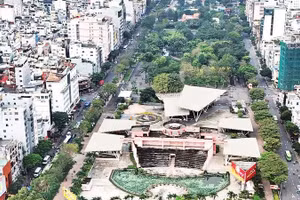 Sân khấu Sen Hồng trong Công viên 23 Tháng 9, xuống cấp sau 7 năm bỏ hoang. (Ảnh THẾ ANH)