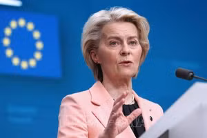 Chủ tịch Ủy ban châu Âu Ursula von der Leyen phát biểu tại cuộc họp báo ở Brussels, Bỉ. (Ảnh: THX/TTXVN)