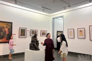 Triển lãm thu hút sự quan tâm của công chúng nhiều lứa tuổi.