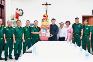 Chính ủy Bộ Tư lệnh Thành phố Hồ Chí Minh chúc mừng Giáng sinh tại Giáo xứ Bắc Hà. (Ảnh: CTV).