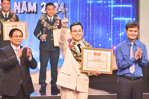 Thủ tướng Phạm Minh Chính và Bí thư thứ nhất Trung ương Đoàn Bùi Quang Huy trao Giải thưởng Gương mặt trẻ Việt Nam tiêu biểu cho Đại úy Trần Vĩnh Chiến.