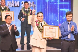 Thủ tướng Phạm Minh Chính và Bí thư thứ nhất Trung ương Đoàn Bùi Quang Huy trao Giải thưởng Gương mặt trẻ Việt Nam tiêu biểu cho Đại úy Trần Vĩnh Chiến.