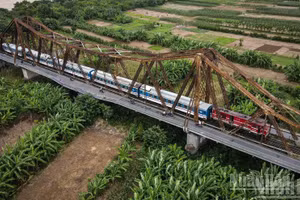Đoàn tàu di chuyển trên cầu Long Biên mùa nước cạn.